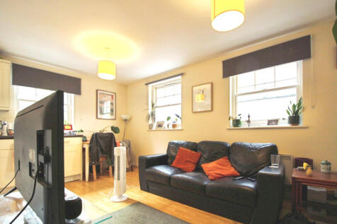 Century 21 Heritage are thrilled to be offering this gorgeous 1 bedroom apartment on Commercial Road, Aldgate E1.