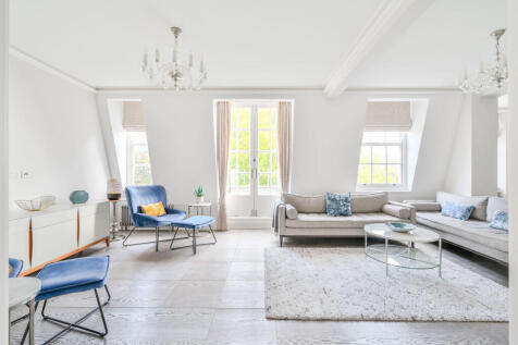 3 Bedroom Flat in SW5 0DN