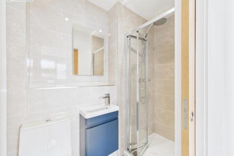 Bedroom 2 en-suite.jpg