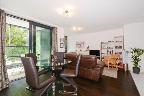 This bright and airy one bedroom apartment is situated in the highly sought-after Maple Quays development, just a stone throws away from Canada Water tube and overground station. The larger than avera