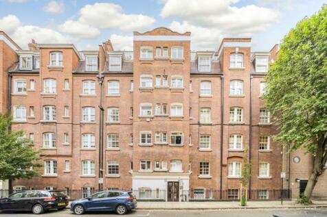 A well-proportioned studio in this popular, portered building. The property has a good-sized modern kitchen which is not part of the studio room. Modern fixtures and fittings and a communal roof-terra