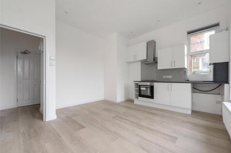 A bright and spacious one-bedroom apartment set within an impressive period Victorian house, ideally located on a quiet residential road close to Tooting Common. Offering generous proportions, high ce