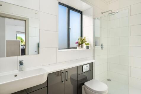 Downstairs Ensuite/Jack and Jill to Utility Room