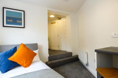 Large Double Room | En-Suite | Food Prep Area | Communal Kitchen | Utility Bills Included | Walking Distance To The Centre Of Erdington | Great Transport Links |