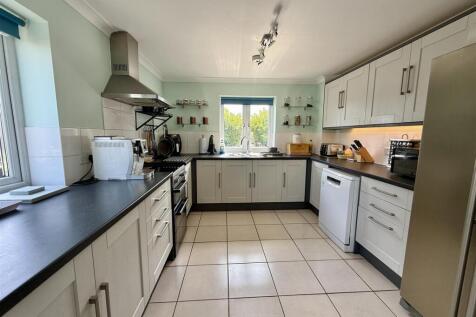 Kitchen/Dining Room:
