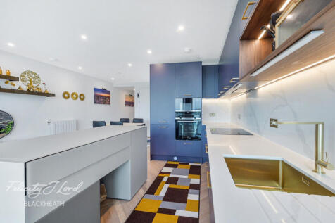 2 bed, 2 bath Apartment in london - Photo 11