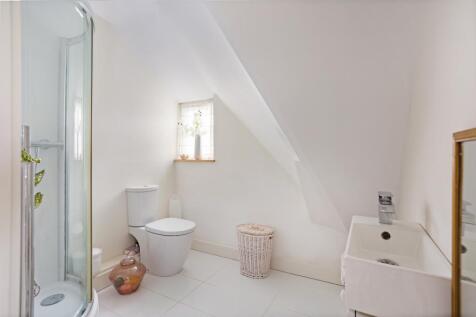 A BEDROOM 2 EN SUITE