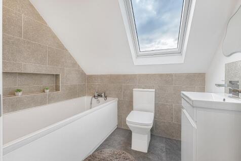 FIRST FLOOR BATHROOM