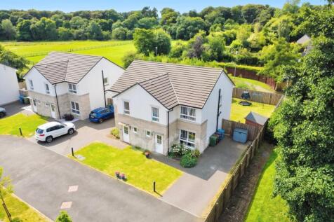 Lochwynd, Lochwinnoch three bedroom semi detached