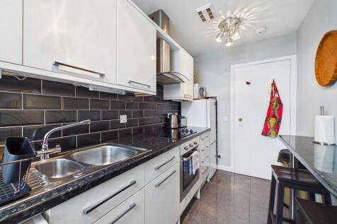 This well-presented one-bedroom flat in Easter Road, Edinburgh, features a modern bathroom, spacious public room, private parking, and electric heating.