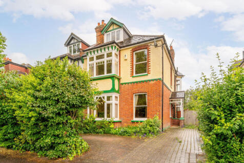 ZERO DEPOSIT AVAILABLE. LONG LET. Generously arranged over 3 floors, this gorgeous 5 bedroom house features 2 ample reception rooms, large kitchen with breakfast area, bright and spacious bedrooms, 2