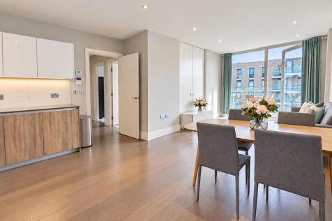 3 Bedroom Flat in KT2 5FQ
