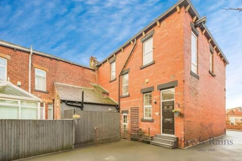 WELL PRESENTED MODERN ONE BEDROOM FIRST FLOOR FLAT WITH ALLOCATED PARKING - IDEAL FOR PROFESSIONAL SINGLE OR COUPLE
