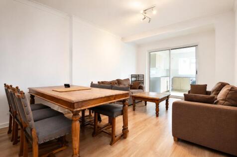 Available 10 August - A well-presented 5 double bedroom house with a study offers a fully fitted kitchen, two bathrooms, gas central heating, double glazing, a large private rear garden, and a drivewa