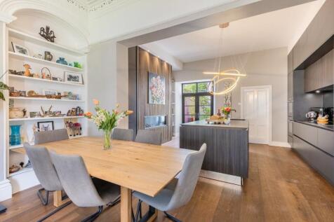 Open plan kitchen/dining room