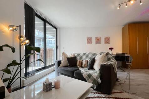 Located in the buzz of the city centre and just 0.3 miles to the train station this one bed apartment is ideal for professionals or students, the property is directly opposite the Corn Exchange so is