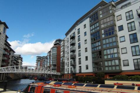 A spacious one bedroom apartment in one of Birmingham city centre's prestigious developments of Brindley Place. This first floor property offers open plan fitted kitchen living with access to large ba