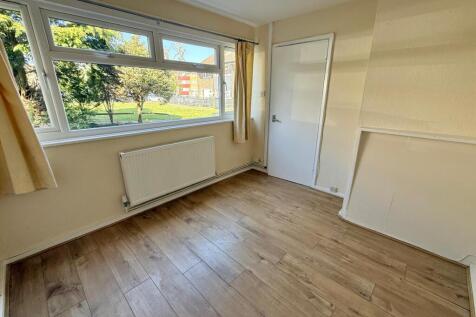 Beautifully Refurbished 4-Bedroom Family Home wit