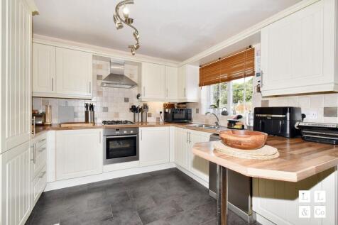 MIDDLE FLOOR KITCHEN DINER