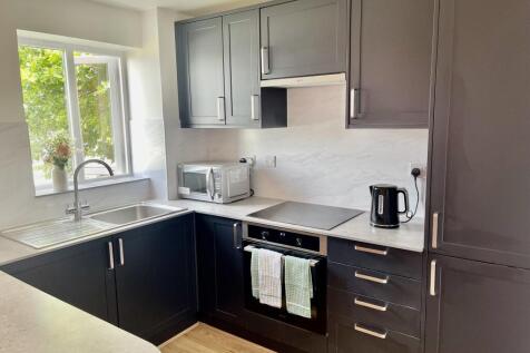 **AVAILABLE NOW** NEWLY FURBISHED PICTURESQUE 2-BEDROOM APARTMENT AVAILABLE WITH PARKING TO RENT!!! WITH A BRAND NEW KITCHEN AND BATHROOM - THIS IS ONE YOU DO NOT WANT TO MISS OUT ON!