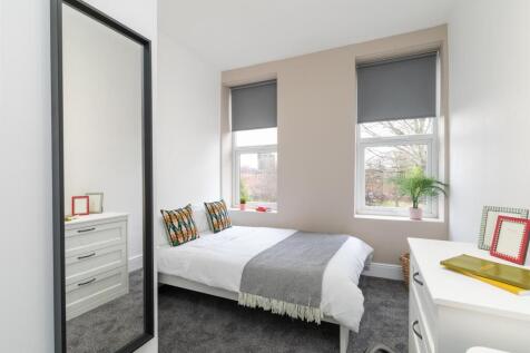 Bright, neatly presented double bedroom with tw...