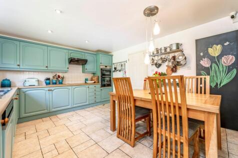 Kitchen & Dining Area