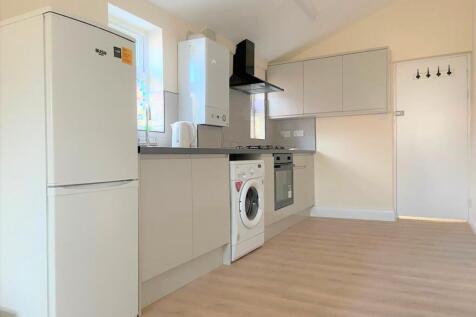 Introducing to the market this spacious 1 bedroom flat on Hertford Road, Edmonton N9 offering bright and airy interiors.