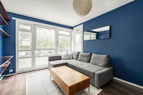 Purpose built split level 3 double bedroom apartment. This well proportioned apartment benefits from a spacious separate reception, modern fitted kitchen with a range of high specification integrated