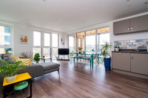 Absolutely stunning two bedroom 10th floor Penthouse Apartment, ideally positioned on the sought after riverside Development of Woolwich Arsenal, SE18. Includes a huge private Terrace, on site Gym and