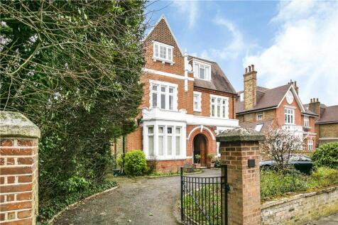 2 Bedroom Flat in SW15 6ET