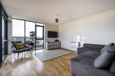 Immaculately presented two bedroom penthouse in an iconic development close to Finsbury Park. Both bedrooms benefit from en-suite bathrooms and the spacious open plan kitchen/reception room provides a