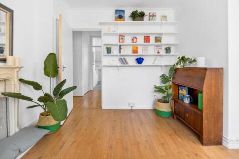 Reception 7 For Sale 2 Bedroom Flat Essex Court Crystal Palace SE19 Nested Estate Agents photography by 07913296114