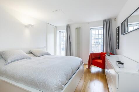 This modern one bedroom apartment is situated on the third floor of the ever popular Mumford's Mill development, a secure gated Grade II listed converted flour mill, well located for Greenwich town ce