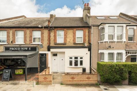 A well presented ground floor flat that comprises an open plan kitchen / reception and a spacious bedroom that leads to the private garden.