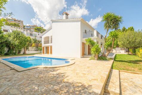 Modern luxury home with pool in a prime location in Puerto Pollensa