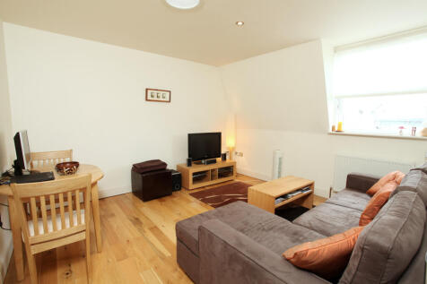 Stunning 2-bed, 2nd-floor Victorian apartment on sought-after Old York Road (SW18). Features wooden floors, bright reception, fitted breakfast kitchen, & separate shower. Mere minutes from Wandsworth