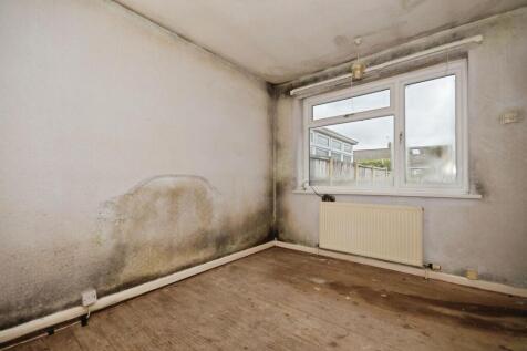 BEDROOM 1 02.jpg