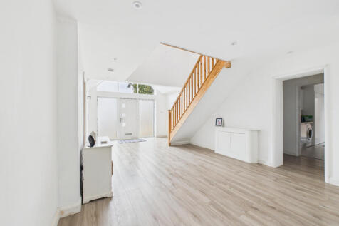 CAM01984G0-PR0530-STILL011