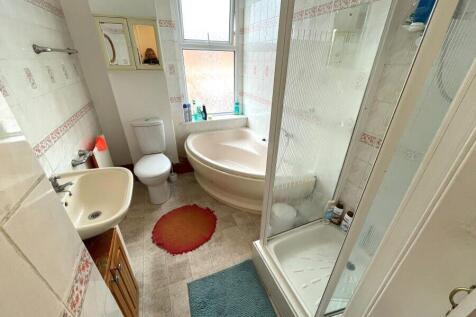 37 brough - bathroom