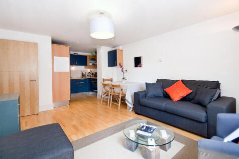 Available immediatley, this well presented apartment in this popular landscaped courtyard development on Britton Street. The property is located on the first floor (with lift) and accommodation compri