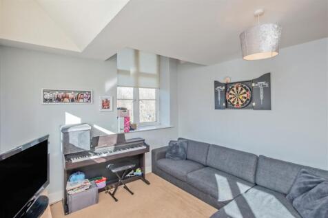 Open Plan Living Room / Dining Area / Fitted Kitch