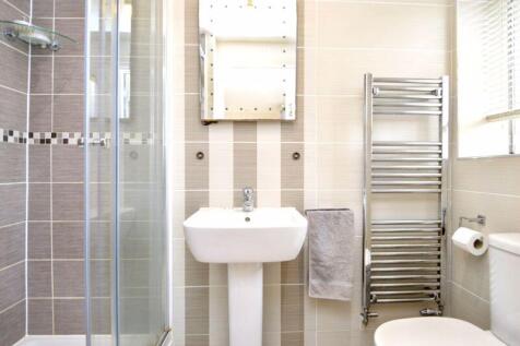 EN-SUITE SHOWER ROOM