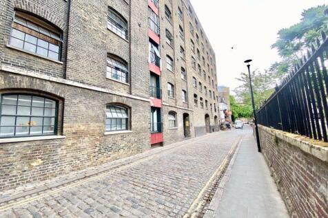 This stylish apartment features four double bedrooms with, an open plan living space for your enjoyment where the kitchen comes fully equipped with a, fridge freezer, oven, hob and hood. Washing mach