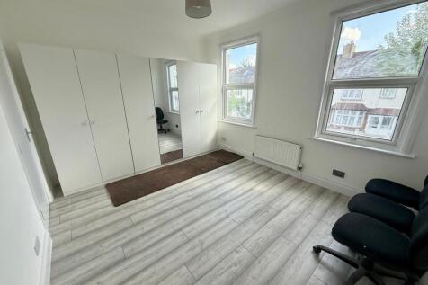 Newly Refurbished 3-bedroom Terraced House in Eas