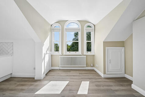 A beautiful newly refurbished two bedroom apartment in a period block on the popular Gardens Square in Peckham Rye | Just a short walk to both Peckham Rye and East Dulwich Stations | Rent from the awa
