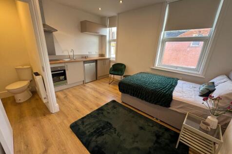 ONE BEDROOMED | MODERN STUDIO APARTMENT |CONVENIENT LOCATION | FULLY FURNISHED | AVAILABLE MID JULY This recently modernised, studio apartment located within easy commute to Leeds City Centre. The pro