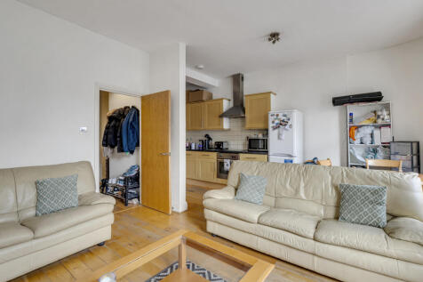 A well presented two double bedroom apartment located within easy reach of Clapham Junction and the amenities of Lavender Hill. The property boasts wooden floors throughout and comprises two bathrooms