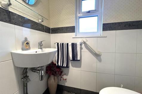 WC (upstairs)