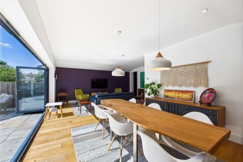 Lounge / Dining Area