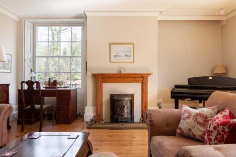 5 bed, 2 bath Detached in Manchester - Photo 7
